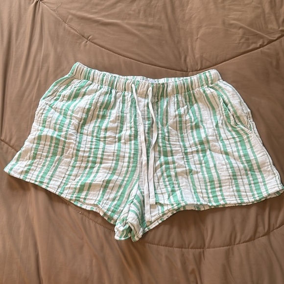 Aritzia Little Moon Airplush Cotton™ Sail Short - Green and White - Size Medium - Picture 7 of 9